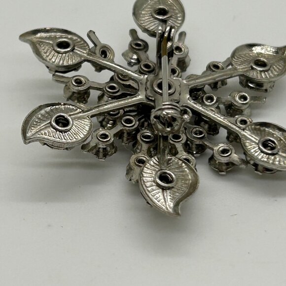 Vintage Rhinestone Snowflake Brooch Starburst Mid-Century Silver-Tone Rivet Set - Picture 8 of 10